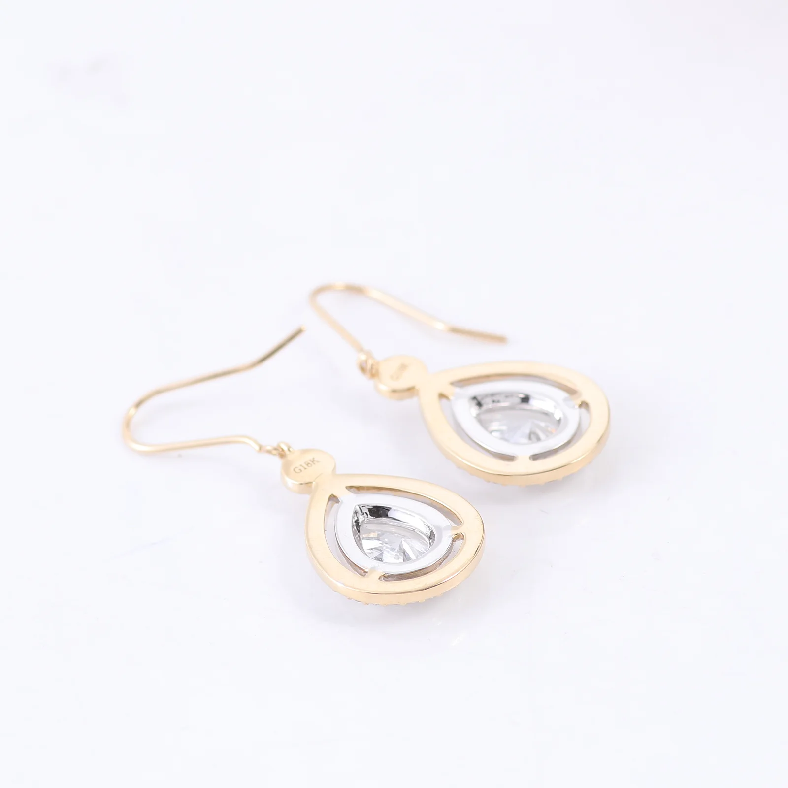 18k gold pear lab grown diamond prong set drop earring 1 18k gold pear lab grown diamond prong set drop earring 1