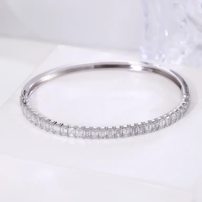 emerald lab grown diamond modern bangle bracelet in 14k gold 1