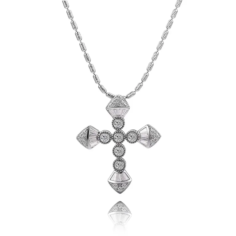 Collar con colgante de cruz de diamantes de oro de 14k 1