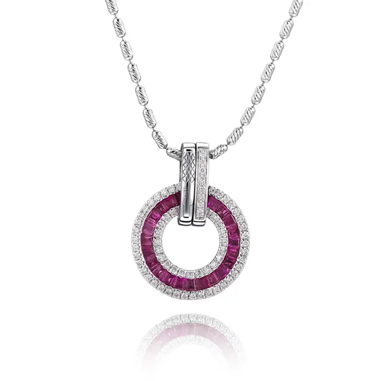 Collier pendentif grande roue en or 14 carats avec diamants et accents de rubis 1