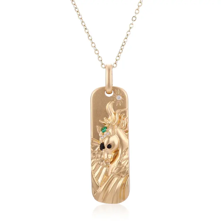 Collier pendentif en or 14 carats à motif de cheval, serti de diamants et orné d'émeraudes (1)