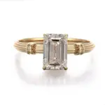 Anel de noivado solitário em ouro 18k com diamante cultivado em laboratório com lapidação esmeralda.