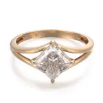 Anel de noivado em ouro 18k com diamante cultivado em laboratório com lapidação princesa e aro dividido.
