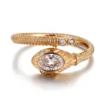 Anel de ouro 18k com serpente oval e diamante cultivado em laboratório, com aro dividido.