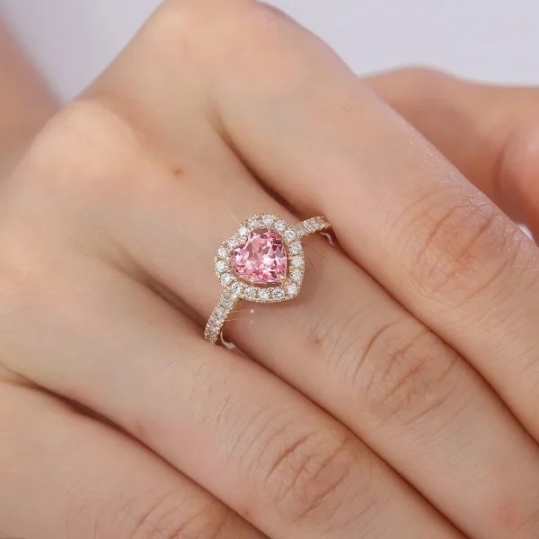 Anillo de compromiso de oro de 14k con halo de zafiro rosa cultivado en laboratorio en forma de corazón de 1,5 ct.